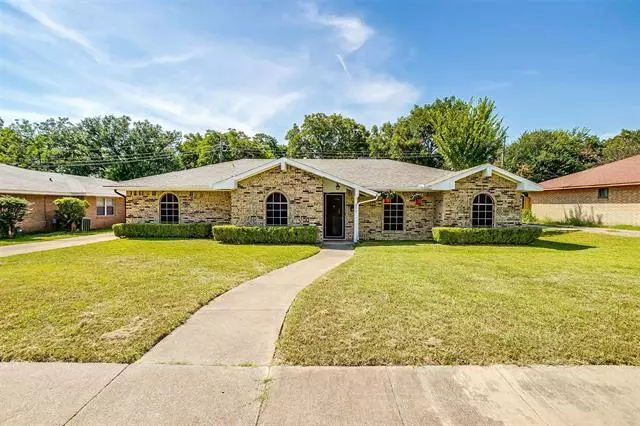 943 Sprucewood Drive, Lancaster, TX 75146