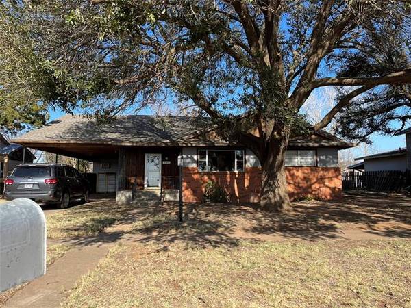 705 E Beauregard Street, Rotan, TX 79546