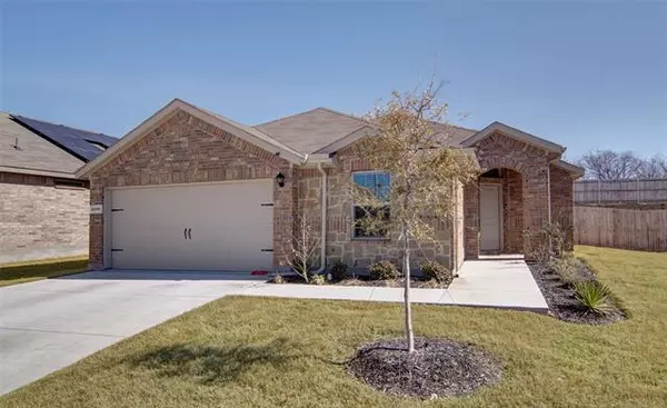 9216 Desertrock Drive, Fort Worth, TX 76131