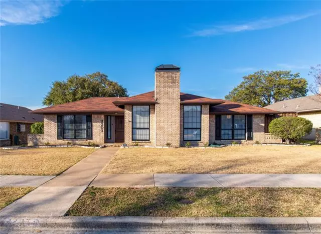 2207 Roundrock Drive, Carrollton, TX 75007