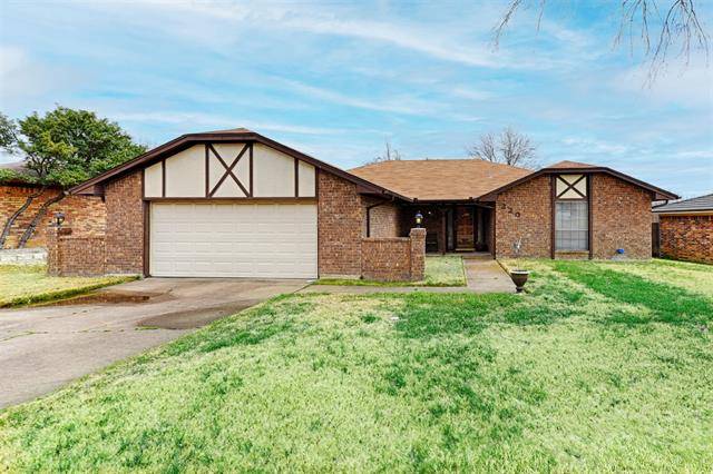 220 Overcrest Drive, Benbrook, TX 76126