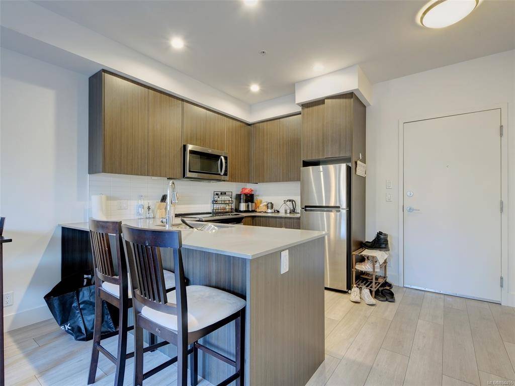 Saanich, BC V8X 0B5,991 Mckenzie Ave #202