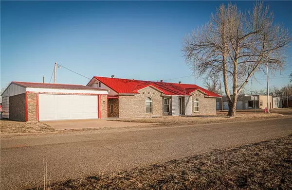 102 N Oak Avenue, Erick, OK 73645