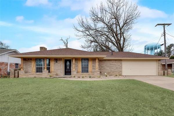 4904 Fall River Drive, Fort Worth, TX 76103