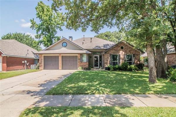 1906 Wood Creek Drive, Grapevine, TX 76051