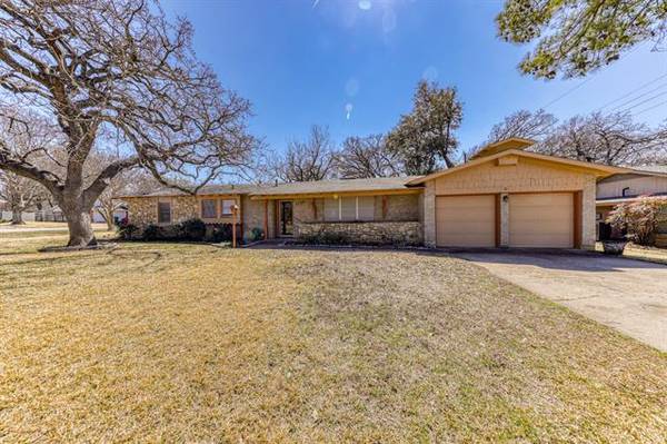 2100 Ravinia Drive, Arlington, TX 76012