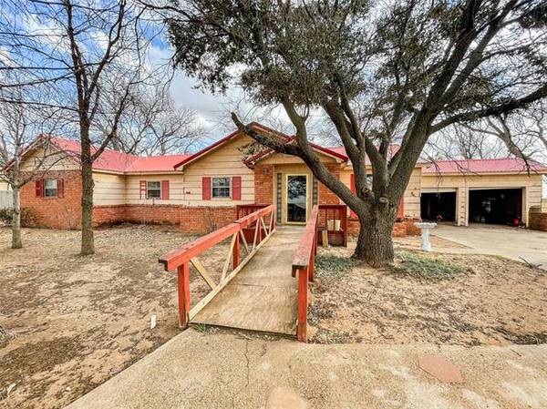 705 Carothers Avenue, Rochester, TX 79544