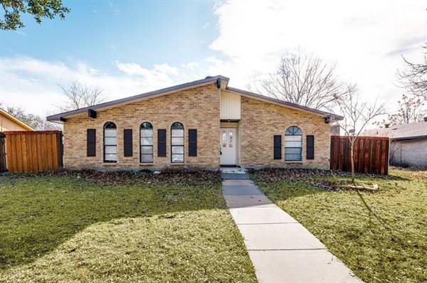 821 Oakland Street, Grand Prairie, TX 75052