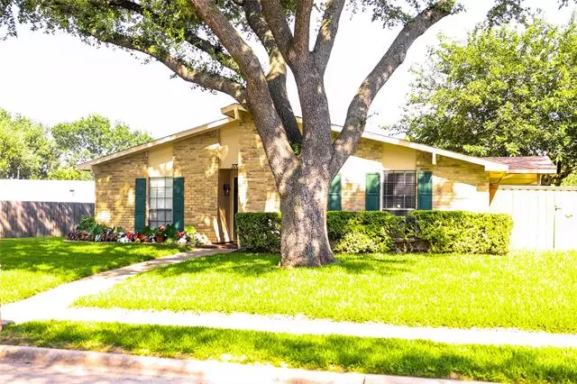 3702 Greenhill Lane, Grand Prairie, TX 75052