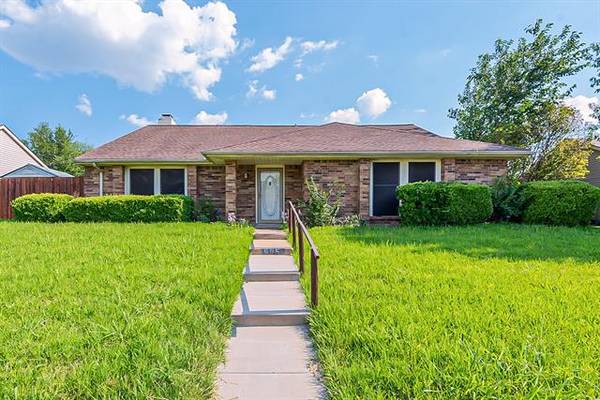 605 Redwood Drive, Grand Prairie, TX 75052