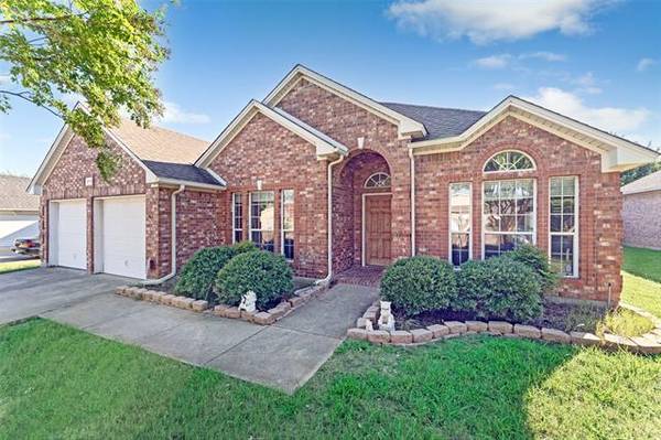 2711 Lake Country Drive, Grand Prairie, TX 75052