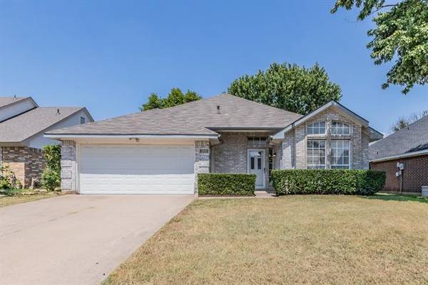 2820 Sommerset Drive, Grand Prairie, TX 75052