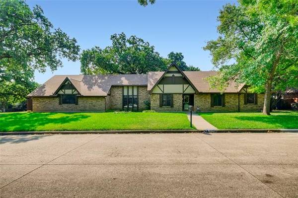 2401 Axminster Drive, Grand Prairie, TX 75050