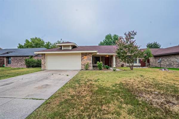 2610 Steppington Street, Grand Prairie, TX 75052