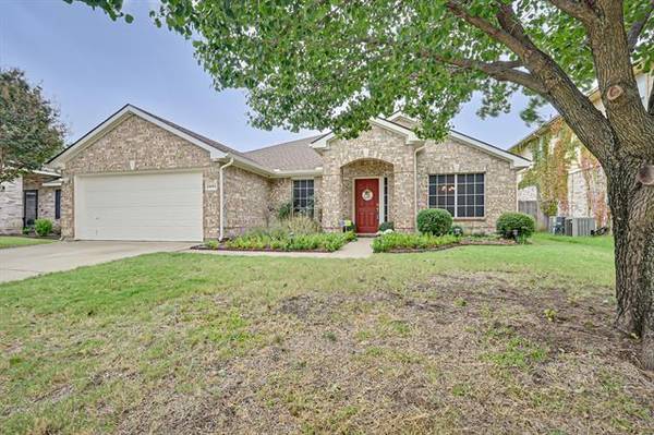 2443 Ranchview Drive, Grand Prairie, TX 75052