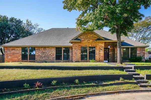 305 Coronado Drive, Grand Prairie, TX 75052