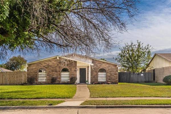 1905 Clark Trail, Grand Prairie, TX 75052