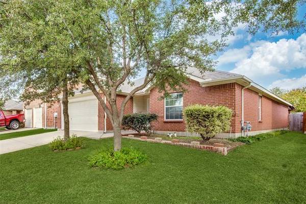 1044 Twin Brooks Drive, Grand Prairie, TX 75052