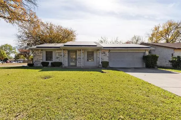 501 Lynne Drive, Grand Prairie, TX 75052