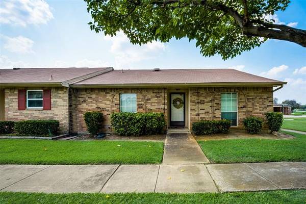 26 E Townhouse Lane #31, Grand Prairie, TX 75052