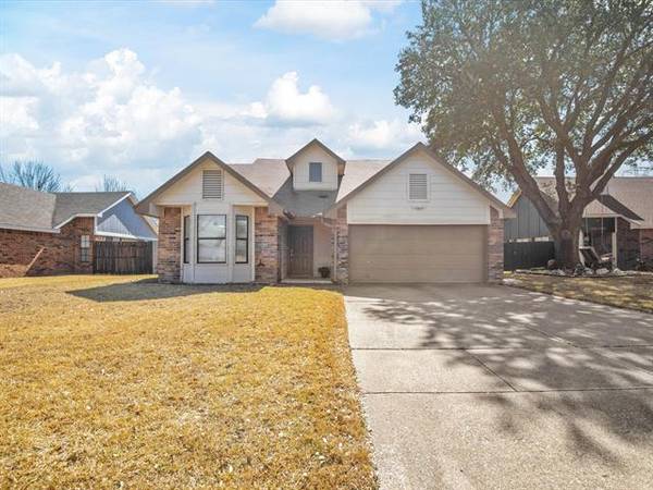 416 Red Coat Lane, Arlington, TX 76002