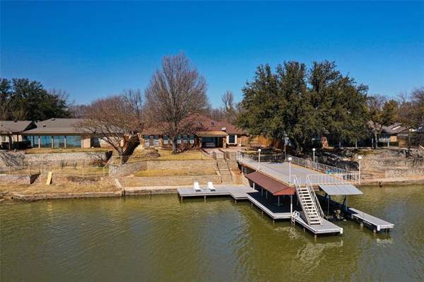 221 Casas Del Sur Street, Granbury, TX 76049