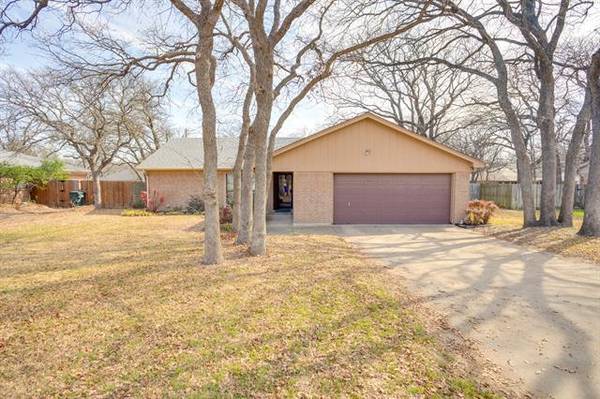 816 Lake Crest Parkway, Azle, TX 76020