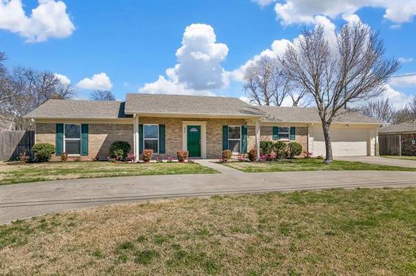 616 E Gee Street, Pilot Point, TX 76258