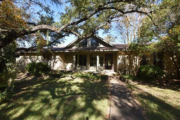 1012 Live Oak Circle, Hico, TX 76457