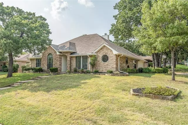 7025 Lincoln Drive, North Richland Hills, TX 76182