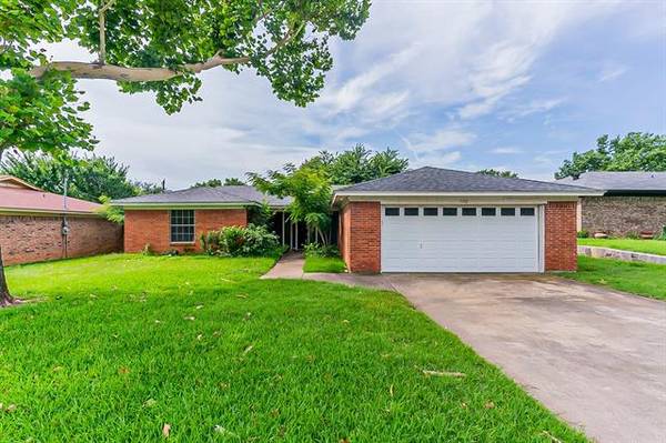 7712 Briarcliff Court, North Richland Hills, TX 76182