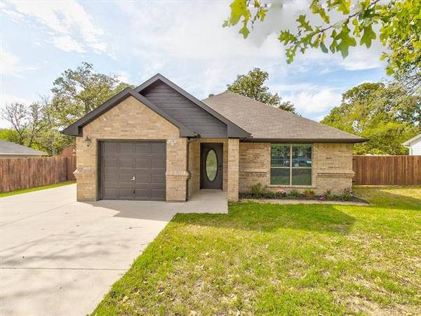 321 Maplewood Street, Azle, TX 76020