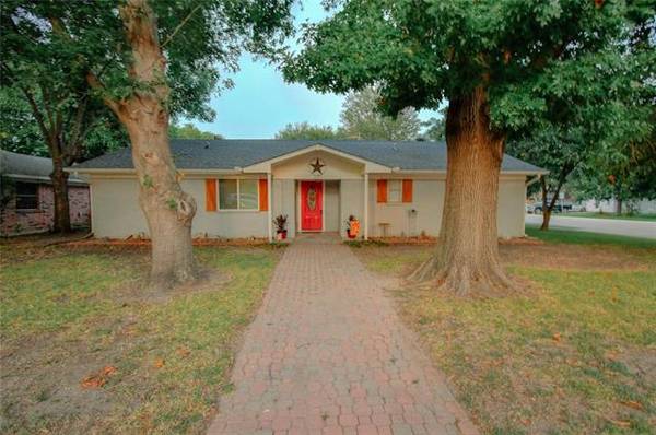 1017 Locust Street, Benbrook, TX 76126