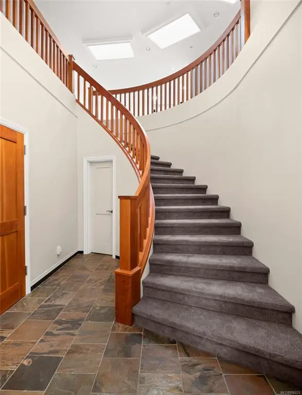 9885 Second St #4, Sidney, BC V8L 3C7