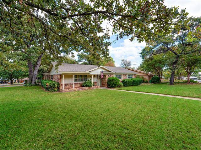 908 Trailwood Drive, Hurst, TX 76053