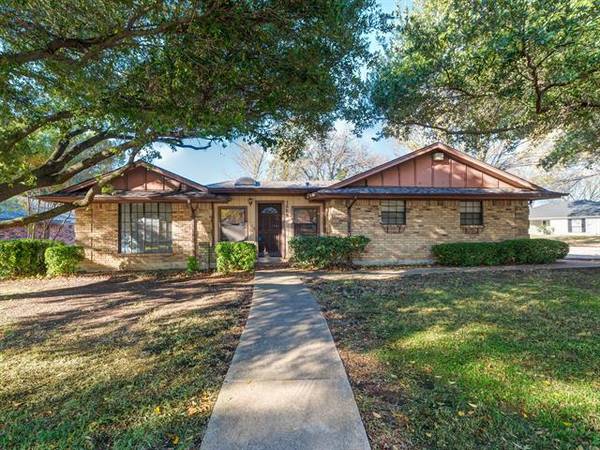 1525 Clover Hill Road, Mansfield, TX 76063