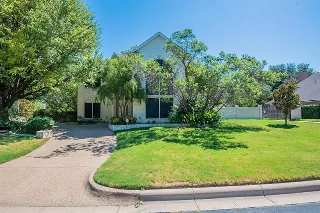 6301 Meadows West Drive, Fort Worth, TX 76132