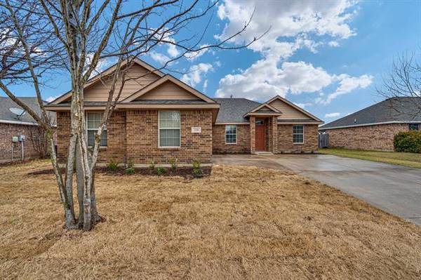 320 Fox Hollow Drive, Red Oak, TX 75154