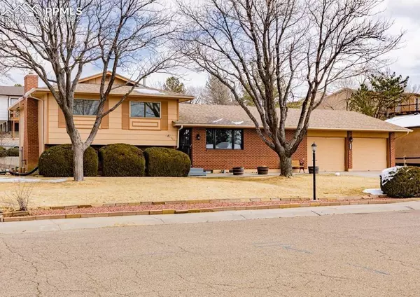 4038 Valley DR, Pueblo, CO 81008