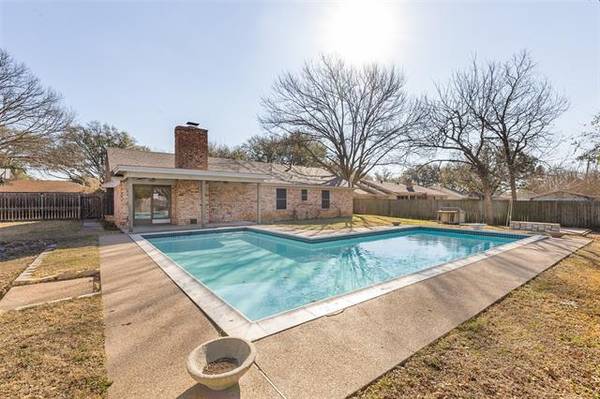 820 S Ridgeway Drive, Cleburne, TX 76033