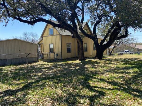 808 E Grand Avenue, Comanche, TX 76442