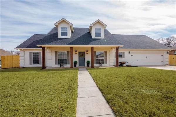 605 Grand Oaks Court, Alvord, TX 76225