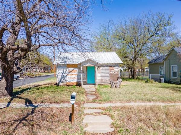 689 N Race Street, Stephenville, TX 76401