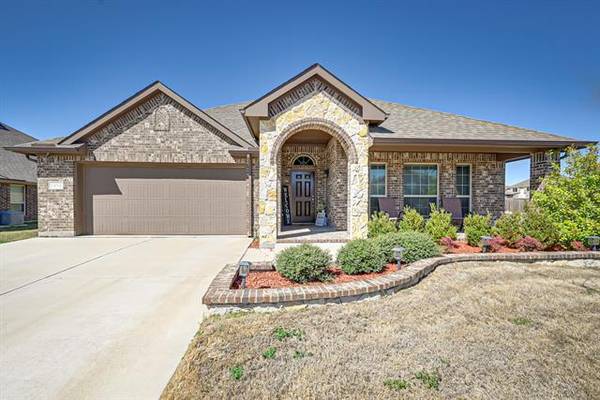 1215 Daventry Drive, Glenn Heights, TX 75154