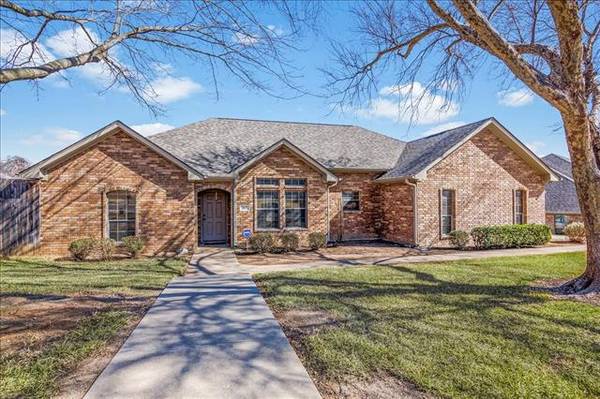 102 Woodrun Court, Weatherford, TX 76087