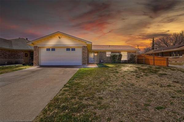 725 Lariat Lane, White Settlement, TX 76108