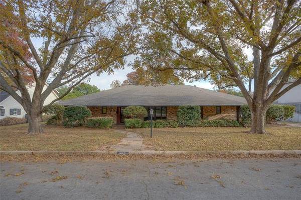 3921 Stonehenge Road, Fort Worth, TX 76109