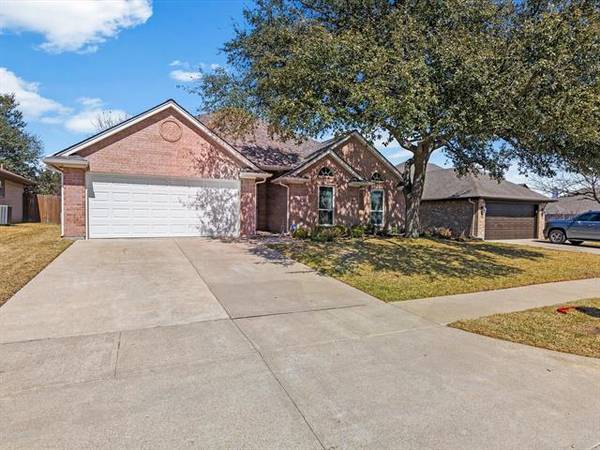 1014 Springwood Drive, Saginaw, TX 76179