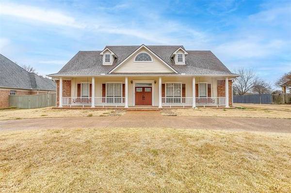 2100 Lakeridge Circle,  Ennis,  TX 75119