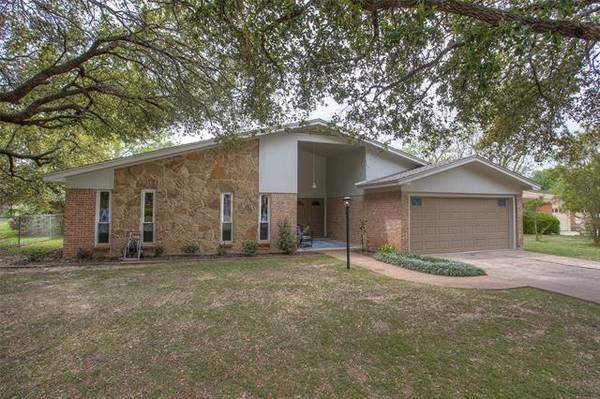 1224 Park Center Street, Benbrook, TX 76126